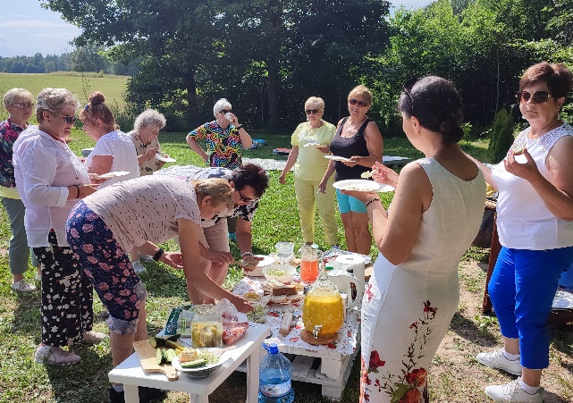 Read more about the article Piknik na trawie – czas spędzony na łonie natury